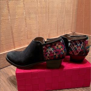 LUMILY black and multi-colored embroidered booties
